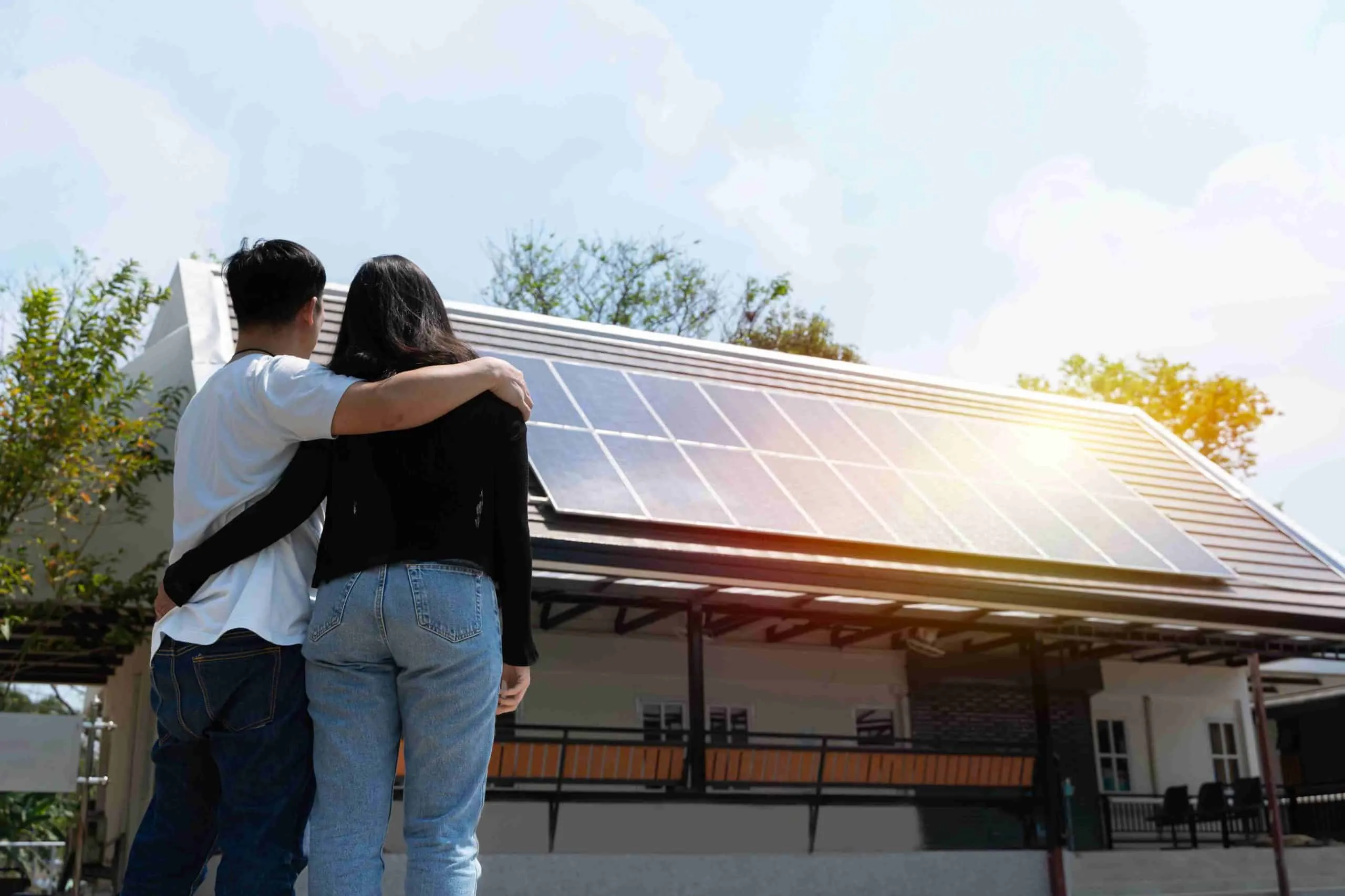 Panneaux solaires thermiques sur le toit d'une maison