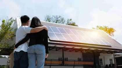 Panneaux solaires thermiques sur le toit d'une maison