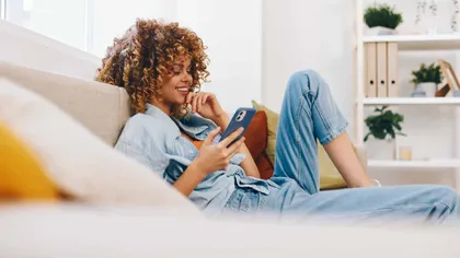 Jeune femme sur son téléphone
