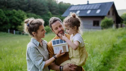 Famille qui produit de l'électricité photovoltaïque