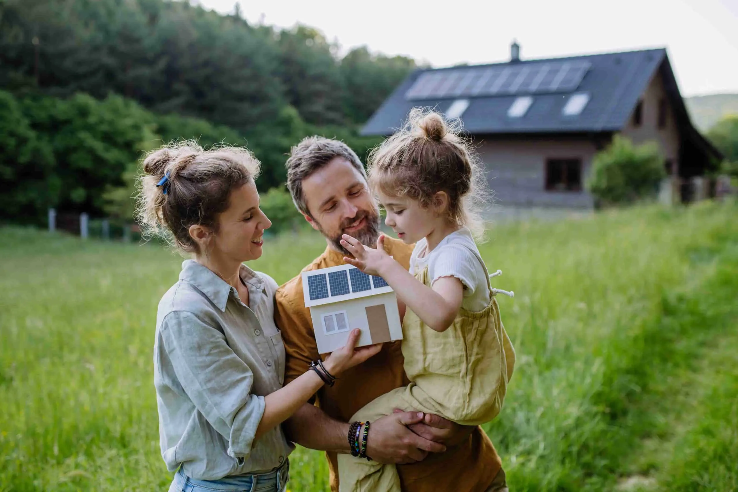 Famille qui produit de l'électricité photovoltaïque