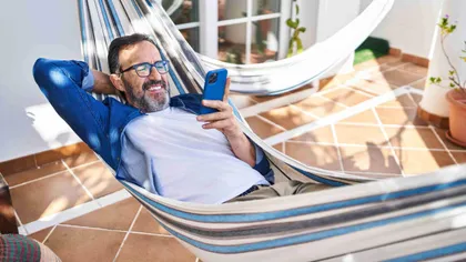 Propriétaire sur sa terrasse dans son hamac