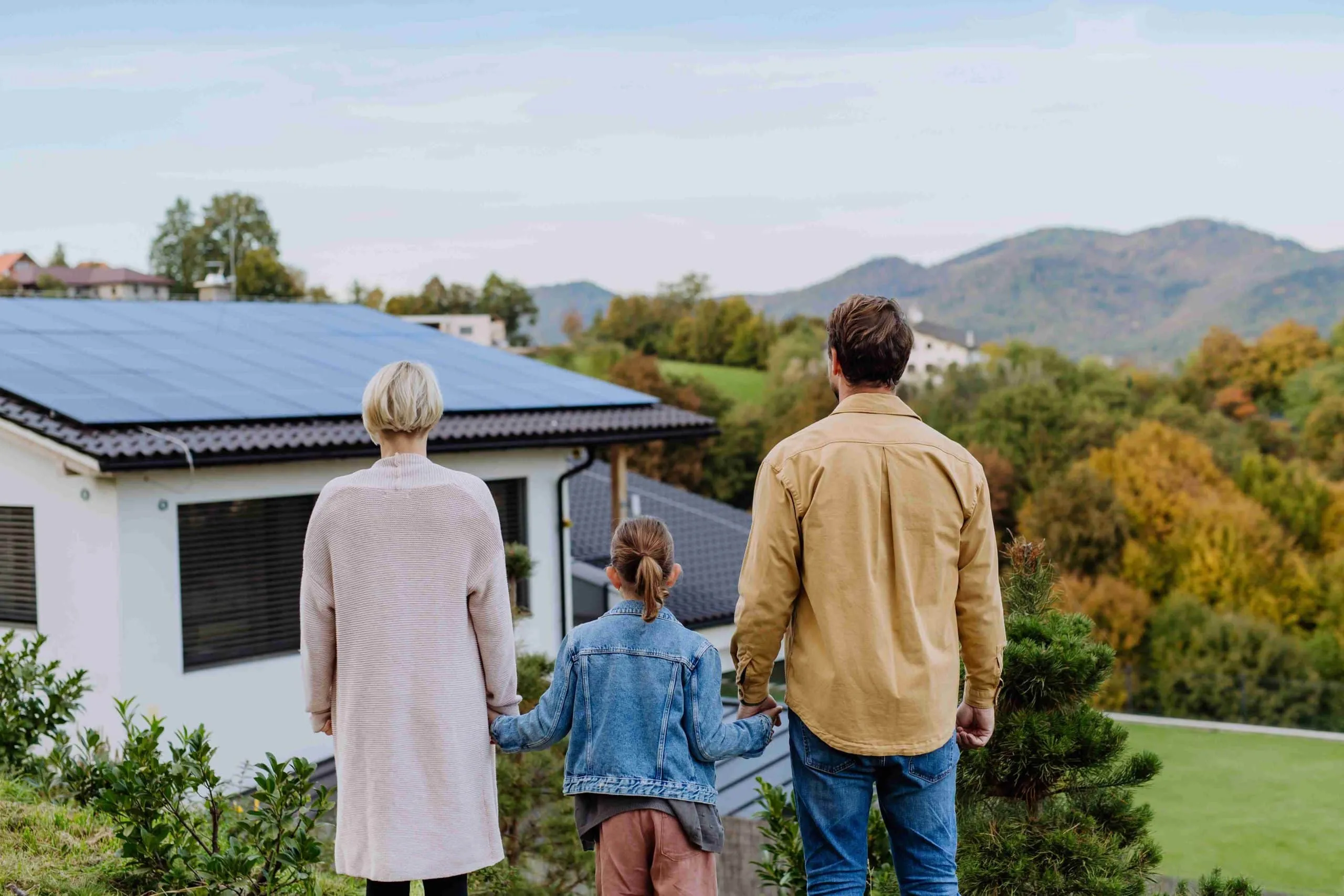 Famille avec maison à panneaux solaires photovoltaïques