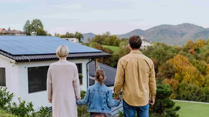 Famille avec maison à panneaux solaires photovoltaïques