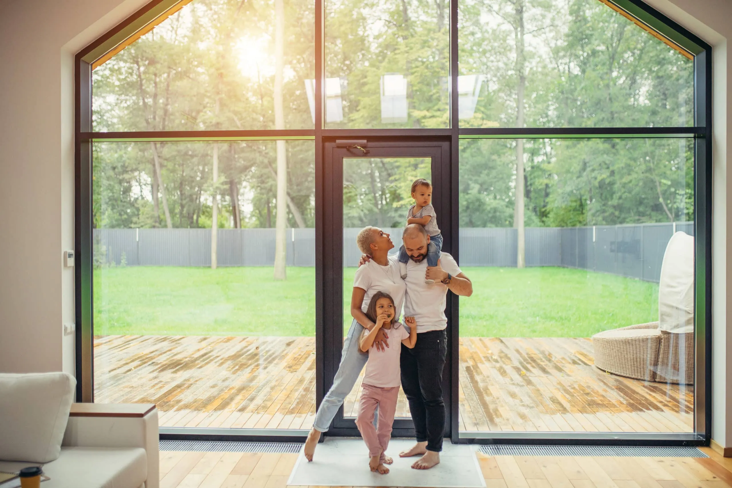 Famille heureuse dans une maison