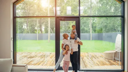 Famille heureuse dans une maison