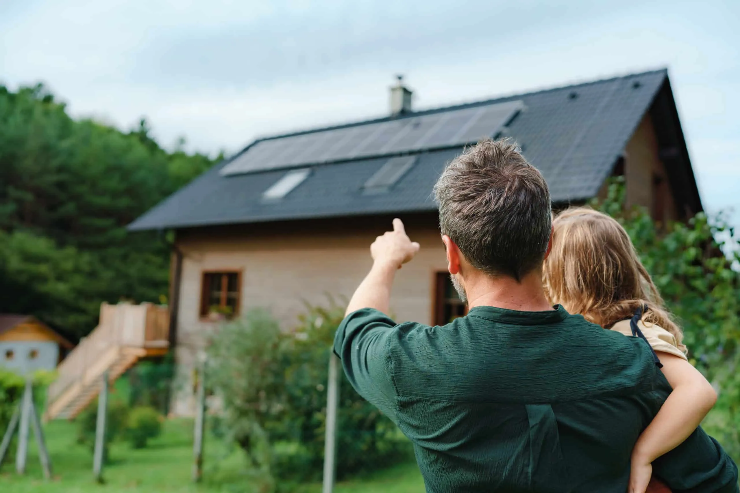 Père et enfant regardant les panneaux solaires