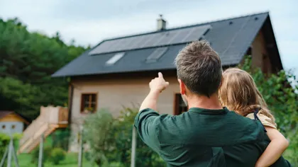 Père et enfant regardant les panneaux solaires