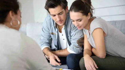 Architecte avec jeune couple