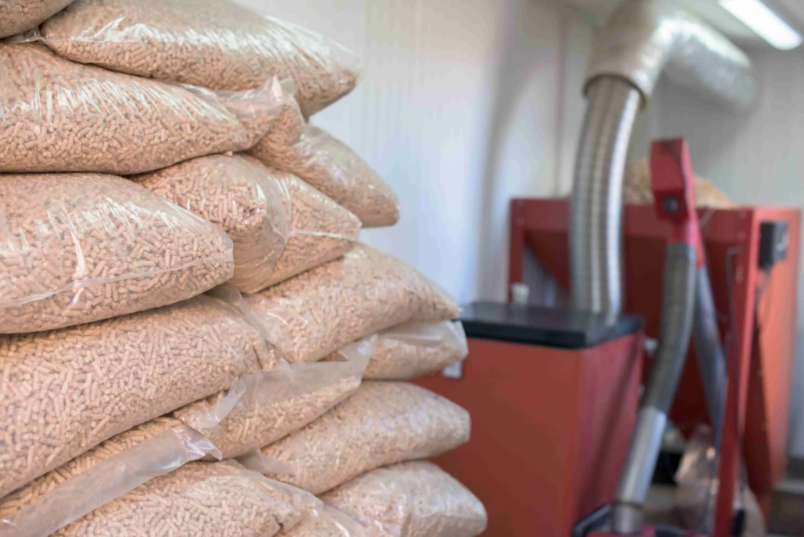 Chaudière biomasse et sacs de granulés de bois