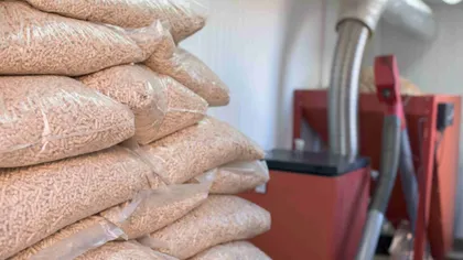 Chaudière biomasse et sacs de granulés de bois