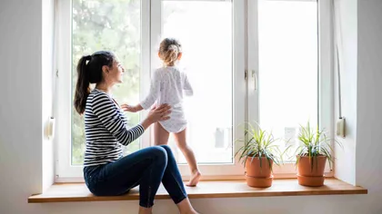 Mère et fille à proximité du chauffage