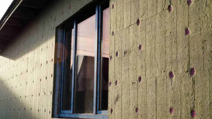 Isolation des murs par l'extérieur avec de la laine de roche