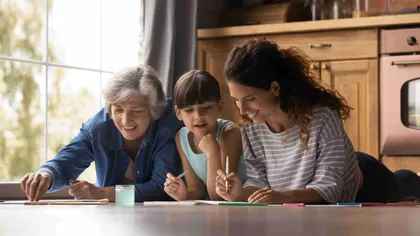 Famille dans la maison ancienne de la grand-mère.